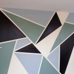 peinture murale géométrique design moderne motifs triangulaires bleu vert noir décoration intérieure artisan peintre St Méen Le Grand Ille et Vilaine Bretagne Yann Jegouzo