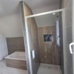 faïence aspect bois et gris, salle de bain, décoration salle de bain, artisan, rénovation, saint méen le grand, rennes aience salle de bain moderne, douche carrelée effet bois, carrelage mural salle de bain, pose faience douche, salle de bain avec niche murale, peinture salle de bain plafond pente, renovation salle de bain moderne, carrelage imitation bois douche, artisan carrelage salle de bain, faience et peinture interieur