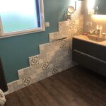 Faïence salle de bain moderne à Saint-Méen-le-Grand – Pose murale décorative Faïence salle de bain moderne avec carrelage mural décoratif graphique et bleu posée par artisan à Saint-Méen-le-Grand en Ille-et-Vilaine Bretagne faience salle de bain saint meen le grand, carrelage mural salle de bain 35, pose faience ille et vilaine, carreleur saint meen le grand, faience decorative salle de bain bretagne, carrelage mural graphique, renovation salle de bain 35290, pose carrelage mural wc, carreaux ciment salle de bain, artisan carreleur bretagne, yann jegouzo carrelage