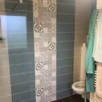 Faïence salle de bain moderne à Saint-Méen-le-Grand – Pose murale décorative Faïence salle de bain moderne avec carrelage mural décoratif graphique et bleu posée par artisan à Saint-Méen-le-Grand en Ille-et-Vilaine Bretagne faience salle de bain saint meen le grand, carrelage mural salle de bain 35, pose faience ille et vilaine, carreleur saint meen le grand, faience decorative salle de bain bretagne, carrelage mural graphique, renovation salle de bain 35290, pose carrelage mural wc, carreaux ciment salle de bain, artisan carreleur bretagne, yann jegouzo carrelage