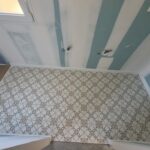 Pose de carrelage imitation carreaux de ciment dans une cuisine en rénovation à Saint Méen le Grand en Bretagne par l’entreprise Yann Jegouzo carrelage cuisine Saint Méen le Grand, carreaux de ciment cuisine Bretagne, pose carrelage Ille-et-Vilaine, artisan carreleur 35, rénovation cuisine Bretagne, carrelage décoratif sol cuisine, imitation carreaux de ciment, pose carrelage professionnel, Yann Jegouzo carreleur, travaux rénovation cuisine 35290