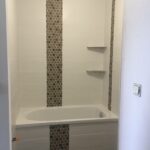 Faïence salle de bain moderne à Saint-Méen-le-Grand – Pose murale décorative faience salle de bain saint meen le grand, carrelage mural salle de bain 35, pose faience ille et vilaine, carreleur saint meen le grand, faience decorative salle de bain bretagne, carrelage mural graphique, renovation salle de bain 35290, pose carrelage mural wc, décoration salle de bain, artisan carreleur bretagne, yann jegouzo carrelage