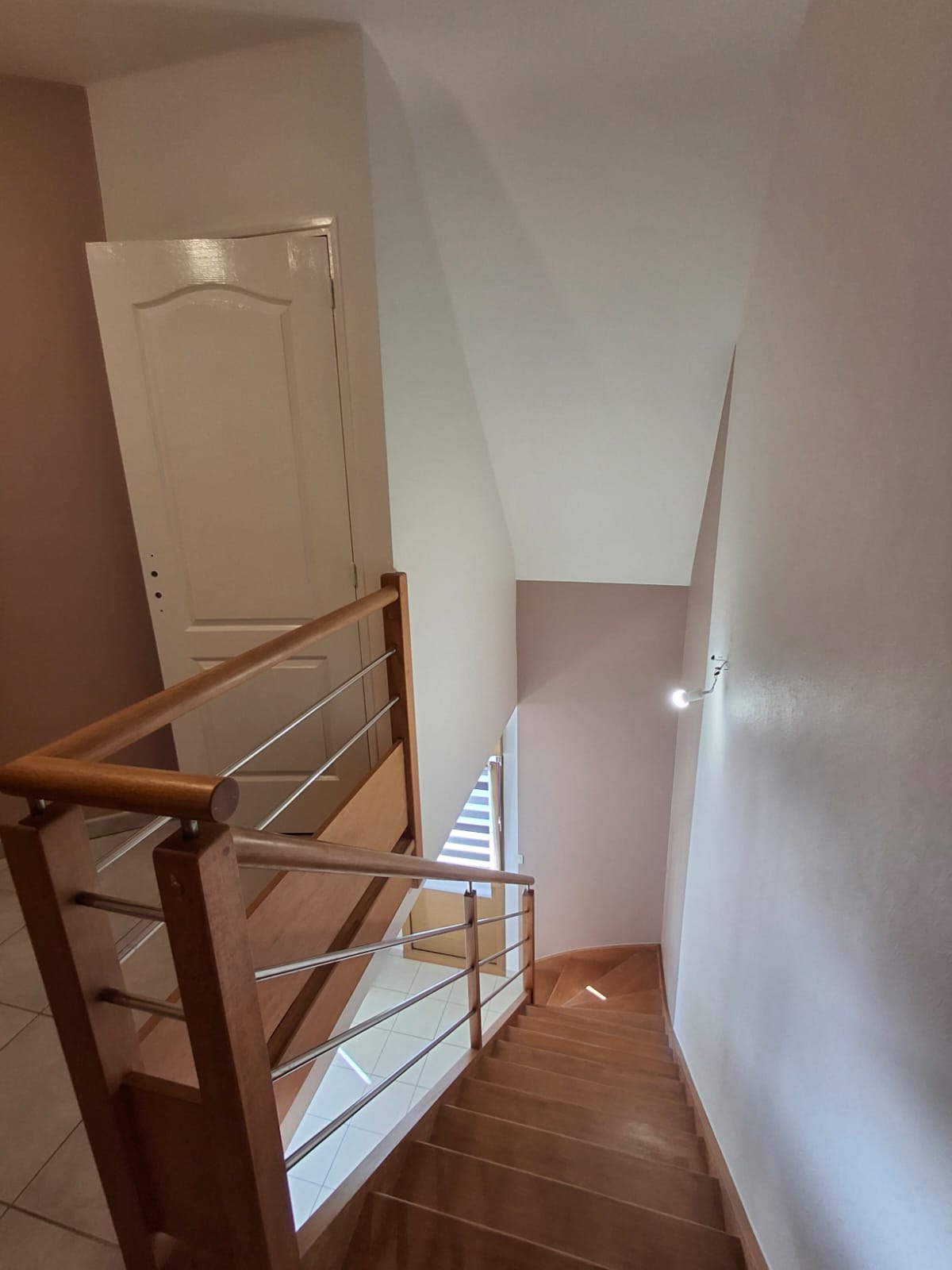 Travaux de peinture intérieure dans une cage d'escalier avec murs et portes rénovés, réalisation de Yann JEGOUZO à Saint-Méen-le-Grand (35290), artisan peintre en bâtiment en Ille-et-Vilaine, Bretagne.