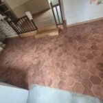 Pose de carrelage hexagonal imitation terre cuite dans une maison à Ménéac (56), réalisée par Yann JEGOUZO, artisan carreleur à Saint-Méen-le-Grand en Ille-et-Vilaine, Bretagne. Rénovation intérieure avec carrelage hexagonal grand format et finitions soignées.