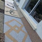 Terrasse en résine Résinéo avec motifs décoratifs personnalisés réalisée par Yann JEGOUZO à Saint-Méen-le-Grand 35290 en Ille-et-Vilaine, Bretagne.